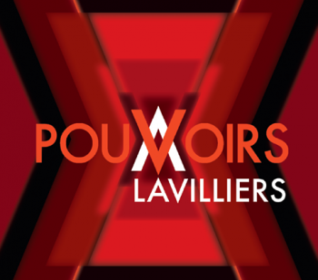 POUVOIRS C'est la stricte réédition non du 33 tours original de 1979 mais de son remix de 1990. Avec, pour ce nouveau tirage, le bonus d'un EP : trois titres extraits de Pouvoirs, repris respectivement par Jeanne Cherhal (La promenade des anglais), Feu ! Chatterton (Frères de la Côte) et Fishback (Frères humains synthétisés) : interprétations surprenantes qui, chacune, prolonge et amplifie l'œuvre initiale. C'est d'autant appréciable qu'on sait que personne, pas même Barclay, n'impose ses choix à Lavilliers, que c'est lio et lui seul qui adoube ceux qui avec lui font duo ou, comme c'est ici le cas, le reprennent. Et le choix est encore judicieux. Remis dans le format du vinyle de l'époque, Pouvoirs épouse toute la face A et envisage toutes les formes de pouvoirs. Ainsi que la peur, qui est le chantage du pouvoir. La face B est plus accessible, comprenant tant le fameux Bats-toi que le superbe Fortaleza, cette fois-ci bien orthographié sur la pochette mais pas corrigé dans la b.o. Lavilliers aime bien dire que ce disque avait été alors un échec (c'est relatif, mais c'est vrai que comparé à O'Gringo qui suivit...) : là il le réhabilite et c'est vrai que jamais (plus qu'hier mais hélas moins que demain) ce disque n'a été autant d'actualité. Depuis l'entame des années 2000, notre Nanar renoue avec une veine politique où il n'hésite pas, n'hésite plus à interférer, par ses chansons autant que par des interviews et concerts de soutien, dans le débat national, le marasme politique, l'insolent triomphe des forces du capital. A ce titre, à plus d'un titre, Pouvoirs ne s'écoutera pas comme un témoignage des presque débuts de Lavilliers, période muscles et débardeur, mais comme l'oeuvre forte qu'elle est, quasi intemporelle. Un très grand classique. Bernard Lavilliers, Pouvoirs (2 CD), Barclay 1979. 2016 MICHEL KEMPER