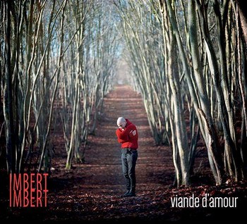 VIANDE D'AMOUR Quatrième album pour Imbert Imbert après Débat de boue de 2007, Bouh ! de 2010 et Sois mort et tais-toi ! d'il y a trois ans. La présente Viande d'amour en est la chanson titre qui peut difficilement s'intituler autrement. Sur une portée presque mélodique les mots sont pendus aux esses, registre d'amour crus, bas morceaux « pourvu que tu me noies / pourvu que je t'innonde (…) quand j'en remets ma bête / à ta fente religieuse ». Même sans étalage éminement sexué de viande, c'est de l'Imbert Imbert et c'est brut de taille, vers sculptés au couperet, au couteau à saigner, finis au mieux au désosseur. Dans nos oreilles, ça n'en a pas moins une douceur, une belle poésie, un assemblage de mots qui se frottent, se piquent, produisent de l'émotion, la font ruisseller. Des mots organiques qui ne négocient pas avec le correct, qui sont chairs, palpables et à ce titre palpés. Et sont odeurs, entre sang, sexe, merde, mort et vomis. Mais des mots qui ont sens, des vers pas polis, pas lustrés, qui se cognent à la vie, à ce qu'il en reste : « Je biberonne, à la gorge du temps / Les gouttes d'heures / Les perles de secondes / L'instant qui court / Le momentané / J'ai faim des jours qui nous sont comptés ». Chaque chanson est en équilibre instable au bord du vide, du vide sidéral du monde dans lequel nous sommes ; chacune est une tentative de sursaut. Les vers dénoncent le sordide, la bétise, l'odieux, et en creux nous propose le contraire. L'amour contre la viande, même si l'amour c'est aussi s'ébattre dans la bidoche. Notons, dans cet album au personnel musical renouvellé, que le digipack et son livret sont illustrés de clichés de Thibaut De Rien, photographe et par ailleurs chanteur, dont Imbert Imbert fut jadis le contrebassiste. MICHEL KEMPER