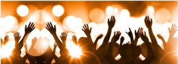 Ce soir nous faisons une incursion dans le Off du Festival de la chanson française du Pays d’Aix aux femmes dédiées. Il s’agit d’une des principales manifestations, avec les Festives de Marseille, de l’association Éclosion 13 qui promeut les projets professionnels des femmes artistes et techniciennes du spectacle vivant de la Région PACA, pour lutter contre les inégalités entre femmes et hommes dans ce secteur, avec des ateliers, des conférences, un soutien personnalisé tant en production qu’en communication. Le site de l’association, c’est ici : https://www.eclosion13.fr/