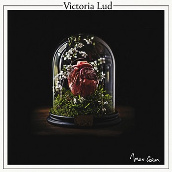 Victoria Lud « Debout »