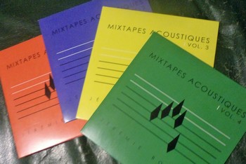 MIXTAPES ACOUSTIQUES VOL 3 & 4 : CHANSONS QUI S'DONNENT EN ATTENDANT D'ÉCRIR' LIKE A ROLLING STONE Bossone a le cerveau en ébullition, comme il nous le dit lui même, il est loin devant ! On l’imagine à 2 heures du matin fixer un souvenir, une impression, une collision sur un carnet gribouillé, attraper sa guitare, brailler devant son miroir ou susurrer à sa fenêtre. Imprégné de philosophie comme de culture des 9 arts et plus si affinité, avec l’imagination sans limite de l’enfant et la sagesse du vieillard, démentant à chaque instant les pronostics. De la musique à la peinture en passant par le cinéma, la littérature et le manga, sa culture est insatiable, digérée dans une forme à la fois populaire et savante, langue de voyou pétrie de références littéraires. De jeux de mots potaches en allitérations suggestives, il pourrait répondre à la définition d’un autre magicien des mots, Vincent Roca : « émincé textuel à la sauce aigre-douce et son plateau de chimère » Cousin de Lancelot comme grand frère de Tetsuo, réincarnation de Mozart ou de Stravinsky, la plume abreuvée au sang de Tristan Corbière, il tourbillonne dans la Magie de la vie. Les femmes, il les rencontre autour d’un éventail japonais, les quitte sans problème quand « L'arc et l'amour n' sont plus de mèche » ou au contraire se refuse à faire deuil de l’amour perdu. Ce qui donne la plus originale chanson de rupture jamais entendue, « Demande au condamné / De sourire au bourreau (…) Et demande à mon cœur / De fair' son deuil ! » en litanie d’impossibilités. Suivent Natacha qui s’attache au voyou ou à l’ivrogne, la vieillissante Isabelle « Hier elle était Cendrillon / Ell' n'est plus que cendr' et sillons » petite fille de la belle Heaulmière de Rodin / Villon. Au milieu des pochades, au moins un tiers de chansons abouties dans le 3e CD, comme ce remarquable Sylvain sous la pendule, qui unit dans le cauchemar le (ou la) pendule d’Edgar Poe, le Portrait de Dorian Grey et le lapin d’Alice dans un doucereux mais grinçant suspense sur le temps et la mort. Ou ce sommet de chanson engagée, Foules mineures, comme un pied de nez à d’autres, sentimentales : « Pour vous, Charlots des Temps modernes / Fils de la nuit / Qui vous portera le feu des lanternes ?» Dans le CD 4 Bossone redevient le petit Jérémie (Jéry ?) refusant de quitter les mondes de ses Playmobils supports de rêves, d’arrêter de voler, comme ce Jean qui n’est pas de la lune mais du nuage. C’est incitation au mouvement tout du long, à prendre, à danser, à flamber, à décoller, à monter sur ses Grands destriers, à jouer à touché-coulé. Même l’amour a un parfum d’enfance au Cotton Candy (barbe à papa) à l’abri d’un parapluie cousin de celui de l’ami Georges. Seules incursions dans le monde des adultes, ce Bulletin Blanc, acide satire des hommes politiques, l’Atrabilaire désorienté malgré son GPS, le symbole drolatique du Costume en queue de pie qui n’évite pas au menuisier chômage et mendicité, ou la mélancolique Souvenirs pour personne. Des chansons d’amours déçues on retiendra surtout La statue, marbre où se fixe le désir d’un copain timide ou trop imbibé, dans une ballade très bossonesque. CATHERINE LAUGIER https://www.jeremiebossone.com/ https://nosenchanteurs.fr/index.php/tag/jeremie-bossone/