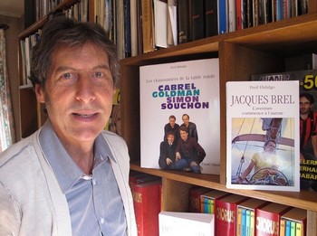 Fred Hidalgo, mémoire vivante de toute la chanson, a publié avec Putain de Chanson (Editions du Petit Véhicule, 1991) et La Mémoire qui chante (Hidalgo Editeur, 2016) deux ouvrages de référence d’un intérêt capital tant pour le public que pour les professionnels. Ce dernier ouvrage, Jean-Jacques Goldman, Confidentiel invite à une approche plus intime du métier, sans tapage, avec authenticité et sincérité. Rappelons aussi son magnifique Jacques Brel, l’Aventure commence à l’aurore (Editions L’Archipel, 2013) plus centré sur la vie polynésienne de l’homme Brel que sur la chanson.