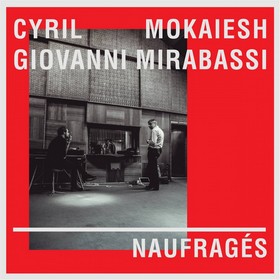 RETOUR SUR "NAUFRAGÉS" Le disque remonte à il y a plus d'un an, en 2015. Revenons-y. Après deux albums solo séduisants mais criards de bout en bout, l'un agité de passion politique, l'autre secoué de passion amoureuse, Cyril Mokaiesh a semblé faire ses classes, ses gammes, donné des gages à tout amateur sincère de chanson. Et au passage commencer à apprendre à chanter la nuance, le ton plus juste même s'il reste souvent criant : non pas forcément la justesse dans la voix, mais celle de l'émotion. Naufragés est un disque d'hommages, de reprises. Dont on ne peut que saluer les choix : Jacques Debronckart et Allain Leprest (chacun par deux fois), Jehan, Bernard Dimey, Serge Reggiani, Mano Solo, Pierre Vassiliu, Philippe Léotard, Daniel Darc. Que des "naufragés" de la chanson, des marginaux de la rime, des cœurs saignants. Qui plus est des chansons restées dans l'ombre. Sauf peut-être celles de Leprest, mais en ce cas c'est l'Allain qui tout entier est resté dans l'obscurité des lumières, dans l'antichambre de la reconnaissance publique. C'est un piano-voix, dialogue entre un interprète et un pianiste, Giovanni Mirabassi (dont le nom est mis à égalité, même corps, même typo, avec le chanteur sur la pochette). Eux et une quintessence de paroliers par cette formule agréablement revisités. Les étals de disques sont plus réduits qu'autrefois et les CD ne restent pas bien longtemps à la vente. Si vous n'avez pas celui-là, si vous ne le trouvez pas chez votre fournisseur habituel, commandez-le : il a sa place dans chaque discothèque perso. C'est un témoignage beau et singulier où Mokaiesh dévoile son intime, analyse son ADN. Bon sang ne trompe pas. MICHEL KEMPER