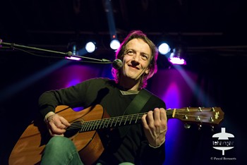 ERWAN#ERWAN, SUITE AU PROCHAIN EPISODE Erwan Le Berre, de son vrai nom, est un liégeois d’origine bretonne (comme son patronyme le laisse deviner). Leader du groupe Atomic de Luxe, qui eut son début de gloire – un album en 2009, des prix en pagaille, de nombreux concerts dans la francophonie - mais dut se dissoudre suite à des circonstances malheureuses, il s’est lancé dans une carrière en solo, qui n’en est encore qu’aux balbutiements. Non au niveau de l’écriture des chansons (le répertoire interprété ce samedi – mix de chansons de son ancien groupe de titres inédits – est bien au point et de belle qualité, où l’humour côtoie la tendresse dans des tranches de vie joliment troussées), mais bien au niveau professionnel : tout reste encore flou (un disque en préparation produit par une pointure dont le nom est gardé secret, des collaborations prestigieuses à venir…), jusqu’à son nom de scène qu’il n’est pas certain de conserver. Nous attendrons donc pour vous en parler plus en détail. Soyez toutefois assurés que NosEnchanteurs gardent un œil et une oreille bien ouverts sur cet artiste aussi prometteur que déjà confirmé.