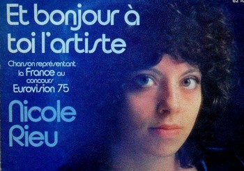 LE CRIME D'AVOIR FAIT L'EUROVISION DE LA CHANSON Chez les amateurs de "chansons de qualité", "chanson à texte" ou "de paroles", quel que soit le terme, le label que vous employez, avoir signé jadis chez de grands labels, être passé à la télé (chez Guy Lux, les Carpentier ou Drucker !), qui plus est avoir fait l'Eurovision (le crime suprême), vous banni pour toujours de toute considération, de toute possible écoute, comme si vous étiez impur, que vous aviez pactisé un jour avec le diable, signé au bas du contrat avec votre propre sang. Je connais nombre d'artistes qui vivent cet ostracisme, même ceux qui ont osé être chantés par telle ou telle vedette du petit écran ou de grandes salles. La qualité ? Peu importe, ils ont trahis. Oublie-t-on à ce point que Georges Brassens, Jacques Brel, Barbara, Léo Ferré, Jean Ferrat ou Félix Leclerc (eux et bien d'autres) n'étaient pas autoproduits mais bien chez des majors ? Et que les archives de l'INA témoignent de leurs fréquents passages sur le petit écran... Que je sache, Catherine Ribeiro fut chez Mercury, certes avant d'en être jetée, et Michèle Bernard, Francesca Solleville et Anne Sylvestre sont actuellement distribuées par Universal. L'amateur pur et dur de chanson a parfois des attitudes sectaires que ne renieraient pas les pires fans d'Hallyday, de Renaud ou de Mylène Farmer.