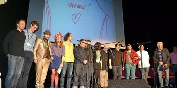 REMISE OFFICIELLE DES COUPS DE COEUR  LORS DU PRINTIVAL BOBY LAPOINTE A écouter Alain Fantapié et Jean Marc Vaudagne, président et permanent de l'Académie Charles-Cros, on comprend de suite qu'ils ont en eux un amour inconditionnel de la chanson francophone et des artistes. Avec la commission « chanson » de l'Académie, ils collectionnent les pépites et nous les font partager. Là, tellement occupés qu'ils sont par leurs protégés, ils en oublient toutefois de nous les ficeler dans un papier cadeau. On aurait aimé des lumières pour nous les offrir dans un écrin. Les nominés devait faire deux chansons chacun : il eu été bien qu'ils aient aussi la consigne d'en interpréter une rythmée et une, disons, plus "sensible". Là, à croire qu'ils s'étaient tous donné le mot pour nous faire des chansons tristes. Serait-ce la proximité des élections qui nous rend moroses à ce point ? Nuançons cependant par quelques trésors nous étant offerts par les participants. Ainsi un clip de Leopoldine HH. Et Volo et Grèn Sémé, deux groupes non lauréats mais appelés à se produire dans les prochaines heures au Printival et dont, à coup sûr, à « coup de cœur » même, nous vous reparlerons. SYLVIE ET BRUNO HILDESHEIM