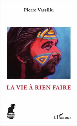 PIERRE VASSILIU, « LA VIE À NE RIEN FAIRE » Premier livre de Pierre Vassiliu, paru initialement et furtivement en mai 1989 chez Michel Lafon, éditeur qui, semble-t-il, lâcha cet ouvrage et son auteur au bout de dix jours, les condamnant, le livre et l'auteur, injustement et définitivement. Une autobiographie à laquelle le chanteur de J'ai trouvé un journal dans le hall de l'aéroport, Amour amitié et Lena (de Qui c'est celui-là aussi, mais celui-là, justement, on le connaît) tenait particulièrement, s'y étant investit avec talent et passion. Qui nous raconte sa fuite du boulot-impôts-dodo, avec femme, enfants et chien, direction l'Afrique, loin de tout. Franchise, honnêteté, truculance parfois, c'est le roman de grandes, de très très grandes vacances, à l'aventure. Pour qui connaît ne serait-ce qu'un peu l'œuvre chantée de Pierre Vassiliu, ce livre nous permet de le retrouver, en plus intime encore, parfois serein, aventureux aussi (comme quand, cloué au lit par le palu, il lutte à mort contre une énorme mygale). En « explorateur de la chaleur humaine ». Un livre sympa, comme l'est le personnage. MK Collection Cabaret, L'Harmattan 2017. 294 pages, 29 €