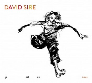 DAVID SIRE : LE JE EST UN NOUS Rencontre de deux traits, différents mais tout aussi humbles, épurés mais généreux, follement élégants. Celui du dessinateur Edmond Baudoin. Celui de David Sire. Les treize titres de cet album sont d'humeur joyeuse, à la musique légère, parfois sautillante. Rien que ça nous change de la production coutumière de la chanson. Singulière poésie que celle-ci où les mots, précis et chaleureux, visite l'intimité de nos âmes, de notre identité. De nos cabas même : "Où est le p'tit cabas ? Où est le cœur qui bat ? Où est le p'tit caddie ? Où est le paradis ?" Des chansons qui, toutes, sont le fruit de rencontres, d'histoires partagées, plapitants ingrédients d'une étrange alchimie. Au bout du compte (du conte ?), sinon la pierre, au moins la chanson philosophale, comme un miroir de nos vies. Du je comme du nous. Du je qui devient nous, tant les mots présents s'éloignent de l'individualisme, de l'identitaire... "Et si nous rugissions / Pour enfin faire péter / Tous les boutons-pression / Que nous ont boutonnés / Baguettes et badines / Quand de vivre en sourdine /A la fin, ça boue / Ça boudine". On peut se laisser surprendre par un tel album, quand une chanson plus qu'une autre vous saisit, vous touche au plus profond de vous. On peut aussi s'y installer, laissant à ces treize chansons le soin, la délicatesse d'entrer en vous, d'y cotoyer le sensible, d'y surprendre une fois encore, à chaque écoute, la pure émotion. C'est un disque qui ne raconte pas d'histoires particulières, ou alors les raconte toutes à la fois. C'est un disque impressionniste, touches de couleurs et de mots, de sons, de vies, d'âmes. Dame, c'est du Sire ! MICHEL KEMPER