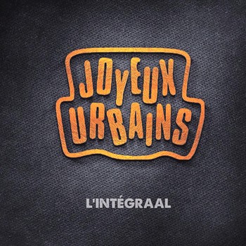 JALONS DE L'URBAINE JOYEUSETÉ Créé d’abord par Emmanuel Urbanet, dit aussi Manu, ce qui complique l’histoire, et par Arnaud Joyet en 1991 sous le nom de Leitmotiv. D’où le nom choisi par le groupe (qui traduit aussi leur indescriptible vitalité) quand le groupe est passé à quatre, en 1994, avec David Roquier et Mathieu Rieusset. Pour fêter leurs vingt ans, David Roquier (le brun barbu et dégarni), qui avait quelque temps cédé la place aux percussions à Manu Riquier (ne pas confondre), celui qui ressemblerait le plus à d’Artagnan avec ses cheveux longs ondulés (vous suivez toujours ?) est revenu prêter main-forte au groupe, à cinq donc. Sa généalogie est compliquée, en lien avec des groupes et artistes qu’on aime bien, Volo (David Roquier a été leur manager) mais aussi les Wriggles, les Blérots de Ravel (Arnaud Joyet  fut leur metteur en scène et leur bassiste, et a animé le Chouette Chanson Show de Rollin, Tsamère et Simon Astier). Manu Riquier a côtoyé Pigalle, Mano Solo ou Sanseverino, et Emmanuel Urbanet qui chante aussi en solo fait partie des Rois de la Suède, récemment interviewés sur NosEnchanteurs. Donc également un cousinage avec les Fatals Picards. Et toujours prêts pour collaborer avec d’autres artistes, par exemple Debout sur le Zinc. Les Joyeux Urbains distribuent en sortie de concert un coffret de cinq CD vendu pour la modique somme de vingt-cinq euros. Ça fait cinq euros le CD, qui dit mieux, les chansons se suffisent à elles-mêmes, mais que ça ne vous empêche pas de les voir en concert, c’est une expérience inoubliable. Les Joyeux Urbains seront le 6 juin au Festival Paroles & Musiques de Saint-Etienne avec Didier Super et le 3 août à Barjac avec Volo.