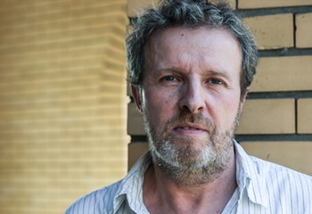 JEAN-CLAUDE BARENS : "QUE L'OISILLON FASSE SON NID EN TOURNUGEOIS" "Voilà plus de 25 ans que je me bats pour faire vivre notre langue à travers la chanson et la poésie. Serge Roussel, Président de l'association Le refuge des arts basée à Lalheue (71) m'a encouragé à créer un événement sur Tournus.  Lui, présente depuis deux ans, Les Rencontres de la chanson Française, pour continuer à faire entendre de manière vivante les Brassens, Ferrat, Barbara … tout ce patrimoine d'une chanson dite à textes. De mon côté, c'est la création ou la re-créationqui m'intéressent  davantage. Les deux manifestations  deviennent ainsi complémentaires et livrent une assez large palette où les mots sont au cœur  de la transmission. Cette première édition reste modeste, mais ne transige en rien sur  la qualité des propositions. En espérant que cet oisillon fasse son nid en Tournugeois. Le financement de ce type d’initiative est de type volontariste. L’association Le Refuge des Arts va apporter 1500 €, je vais en apporter autant. Pas d’argent public, pas de partenaires privés. Non, que nous les refusions, mais peu d’intérêt manifesté  pour une petite chose qui débute … Le pari réside dans une volonté commune, les partenaires essentiels étant le public qui apportera son droit d’entrée et les artistes qui font les efforts nécessaires pour que cela puisse se réaliser, tout en étant rémunérés avec un cachet décent. Une manière de montrer aussi, qu’il ne faut pas baisser les bras, et continuer à ouvrir des espaces d’expression, chaque fois que cela est possible."
