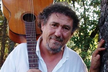 Philippe Forcioli "Quatorze auteurs pour 14-18" Forcioli est dans la boue des tranchées, où l’on ne sait ce qui est le plus dur, de tuer ou de mourir, où les cervelles giclent, où l’on souffre tant de la faim que de la soif, de la saleté, des rats, des gaz, des maladies et du froid. Il est ce grand noir devenu fou qui danse nu sous la mitraille et tombe sous les balles venues d’on ne sait où… Il est ces femmes, seuls espoirs des poilus… « Il a fallu la guerre pour nous apprendre que nous étions heureux. » Il est le Papé de Giono qui résiste à la réquisition des chèvres et nous donne un peu de baume au cœur, au milieu des soldats sacrifiés comme des moutons… Il est aussi l’instituteur Louis Pergaud donnant sa leçon d’instruction civique dans La guerre des boutons, il est Le Grand Meaulnes rencontrant Yvonne de Gallet, Charles Péguy nous parlant de l’Espérance et Apollinaire : « C’étaient des saints et des poètes égarés dans le firmament. » Tous morts pour la France. CATHERINE LAUGIER (NosEnchanteurs, 26 février 2015)