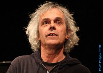 REMO GARY, LES FALAISES DE BONIFACIO « Un jour, je donnais un atelier d’écriture à Corveissiat. On parlait de la craie. "C’est quoi de la craie ? Un peu comme du caillou, les falaises, Bonifacio etc…" » Une semaine après, il y a un gamin du fond de la classe, du genre avec un peu d’air dans la tête, qui me fait : "arrête d’écrire au tableau, tu uses les falaises de Bonifacio !" » S'il fallait trouver l'origine du titre de ce spectacle, c'est ici, dans cette école, qu'on le trouvera. « Les falaises de Bonifacio » de Rémo Gary est une conférence chantée, « un spectacle poélitique" composé de chansons nouvelles et anciennes. « Et d’autres qui ne m’appartiennent pas ». C’est un spectacle « poélitique » composé des chansons que j’ai écrites et d’autres empruntées pour les besoins du propos. Comment on commence et comment on finit ; c’est quoi une chanson sociale, engagée, engageante, dégagée… A quoi ça sert les artistes, les chanteurs, la poésie, le chant, la musique … Comment ça se fabrique, où se situe la création, la récréation. Vous retrouverez donc dans ce spectacle des chansons que j’ai déjà chantées sur scène, et quelques nouvelles aussi. Le langage dédié qu’est la chanson est toujours un mélange d’intime et d’universel. De populaire philosophie. Dire « je » pour faire entendre « nous ». Et inversement. Et rester du mieux possible sur ce fil. Et pourquoi alors les falaises de Bonifacio ? Venez, je vous raconterai.