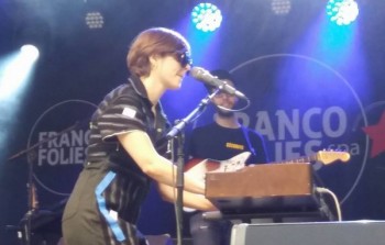 Klô Pelgag sur la scène des Francos (photo Pol de Groeve)