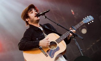 MAIS ENCORE… En première partie, mini-récital de Gauvain Sers, limité à 6 titres. Comme Nos Enchanteurs étaient présents lors de son premier concert belge (voir ici) et qu’il en a déjà été beaucoup question ces derniers temps, nous ne nous attarderons pas. Si ce n’est pour souligner combien il est troublant de l’applaudir avant Renaud, tant l’influence de l’ancêtre sur la relève est flagrante. On peut d’ailleurs se demander pourquoi notre vedette va chercher ses levers de rideau dans ses successeurs mimétiques (la tournée précédente, c’est Benoît Dorémus, autre artiste d’obédience séchanesque, qui s’y était collé). Est-il persuadé que son public n’aime que ce qui lui ressemble ? (photo Christelle Anceau/Les Francofolies Spa)