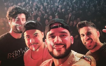 MAIS AVANT… L’après-midi nous avait déjà donné l’occasion d’apprécier du rap (mais pas que !). Le groupe se nomme Berywam. Il rassemble 4 beatboxers français, champions de France dans diverses catégories (car oui, il existe des championnats de beatbox), aux pseudos évocateurs de Beatness, Wawad, Rythmind et MB14. Des Frères Jacques version 2.0 Que dire de leur concert, si ce n’est qu’il a laissé ébahie l’assistance qui les découvrait (c’était leur première venue en Belgique). Quatre virtuoses du son, capables de tout reproduire avec leur bouche (cela va des pulsations des boîtes à rythme au frottement des violons, en passant par la musique japonaise et l’imitation de quelques vedettes). C’est drôle, c’est rythmé, c’est varié - on navigue entre le hip-hop, le reggae, le disco, le funk, l’électro et même la musique classique) - , c’est terriblement impressionnant de maestria (quel beau travail sur les harmonies !). Triomphe final bien mérité. A voir et à revoir.