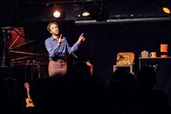 Romain Lemire en Gaston (photo d'archive  Marie Magnin, Forum Léo-Ferré)