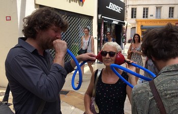 Revu hier aussi à mi-parcours de la course de fond en Avignon, le très poétique spectacle de Clément Bertrand. Il aime le verbe mais surtout le verbe aimer. Son moteur marche à l'essence des mots, les sens interdits. XAVIER LACOUTURE