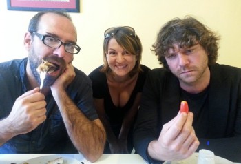 3 euros pour la convivialité et les amuse-gueules ! (ERwan Pinard, Lise Martin et Clément Bertrand - photo Michel Kemper)