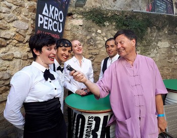 Une interview donnée par les artistes, dans les rues d'Avignon, pour Radio Albatros.
