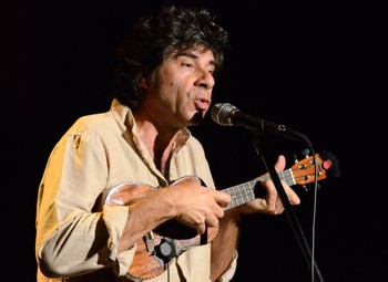 AVALON : BUVONS ! Difficile de bien parler de Michel Avallone (qui longtemps s’est fait appeler Avalon). D’abord parce qu’ils sont deux, l’auteur-compositeur-interprète et le repreneur, à cohabiter en un seul bonhomme. Un bonhomme massif, au regard malin à la voix haute contrariée par un joli accent du midi. Et puis ce n’est qu’une première partie, avec moins de titres donc, moins de possibilités de bien montrer son art. Et nous de le juger. Avallone est chanteur, certes. Il est surtout acteur de ses chansons et le proposer en lever de rideau de Brel est à ce titre cohérent. Quand il chante Vingt ans, vous rajeunissez ; quand il convoque Mr Williams, c’est comme si lui ou vous teniez le couteau. Avallone a déjà chanté beaucoup de gens, mais il n’est jamais meilleur que dans Ferré. Quand il vous balance La mémoire et la mer, vous perdez tout repère. Non que vous buviez la tasse, mais juré que tout l’océan est en vous. Seulement, la qualité des textes qu’il reprend à ses maîtres rend bien fades les siens, qui souffrent de trop nombreux clichés. Son Gadjo dingo de Django et son Hommes sont certes habiles mais font déjà entendus. Et, sauf à avoir la plume de Ferré, son encrier et son papier, il n’est pas judicieux de proposer une nouvelle version actualisée des Temps sont difficiles, qui forcément fait nettement moins bien. A ces réserves près, le personnage est attachant et il décape. Par sa prestation toute en relief ; par ses arrangements nerveux qui parfois vous estomaquent. Et parlant de ses arrangements, parlons de Claude Delrieu, à la guitare électrique et à l’accordéon chromatique : c’est du bon, du solide, du bien plus qu’estimable. On aura du plaisir à les revoir ici et là, si possible dans un set complet.