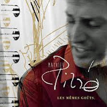 Le nouvel album de Mathieu Pirro Les mêmes goûts, 2017, comprend onze titres précédés d’une intro musicale. Les belles photos d’Elliott Landy, avec Mathieu Imbert au graphisme, ont justement été prises au Cagnard. Avec une ambiance générale Art-déco dans un camaïeu d’ocres, de bruns carminés et de jaunes, elles évoquent les trames d’imprimerie des photos des journaux anciens. La thématique est assez sombre, évoquant la difficulté de vivre : incommunicabilité, vanité masculine, solitude, guerre – ah cette déchirante Les ailes et puis le plomb, dont les vers forment l’acrostiche du mot solitude – séparation, fuite du temps…La musique, composée et jouée majoritairement au piano, est bien enveloppée, notamment par les cordes des guitares et basse de Stéphane Reusser, le violoncelle de Marine Rodallec et la batterie de Mathieu Chrétien, ses complices de toujours, auxquels s’ajoutent la trompette de Kevin Slodecki qui apporte un vrai climat. Avec Laurent Salus à la basse et à l’enregistrement.