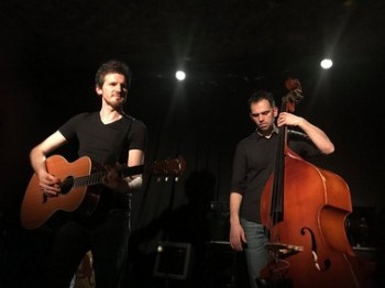 QUE ÇA SE SACHE, QUE ÇA S’ENTENDE A Thou bout d’Chant, Lyon, 27 janvier 2018. Vous étonnerez-vous si je vous dis que la foule qui se presse devant l’entrée de cette salle underground est avant tout féminine ? Que parfois ces dames viennent de bien loin. De Valence ou de Toulouse. Elles connaissent leur Bobin par cœur, aiment sa bobine et pour rien au monde ne se seraient fait porter pâles ce soir. Certaines étaient déjà là hier au soir, lors de la première séance, prenant une émotion d’avance et la précieuse connaissance des nouvelles chansons de leur idole. Deux concerts ce soir, deux en un. D’abord l’album qu’on étrenne, présenté ici en avant-première même si les titres sont rodés depuis quelques temps : souvenez-vous, NosEnchanteurs avait chroniqué ce nouveau répertoire dès juillet 2016 à Cébazat, lors des Rencontres Marc-Robine… Douze titres d’un coup et, précieux bonus, les confidences de l’artiste qui vont avec. Puis, avec entracte, le best-off qui vient, presque deux albums au complet. Etrange bipède, Joe de Georgie, Le premier homme, Ce siècle avait deux ans, Les maisons qui défilent, Torrents de bières, Tatiana sur le périph, Comme un Jedi, Singapour… La contrebasse d’hier de Mikael Cointepas a cédé la place au violoncelle d’Hélène Piris. Et aux gros yeux amoureux d’icelle, qui dévore du regard son chanteur et pose sa voix sur la sienne. Mais qui, étrangement, ne sait la mélodie du Démon de midi trente… Vincent Dupuis est, comme sur le disque, à l’harmonica. Et ça dépote entre copains. Le patron de la salle se presse par la lucarne et chante Singapour, en duo avec Bobin. La salle est complice comme rarement on peut l’être, le public se sait privilégié et c’est bonheur pour lui. Le chanteur est star d’un jour et pour toujours. Sans caprices, sans chichis, au naturel. Qu’il sente le neuf ou, à plus forte raison, qu’il se soit déjà frotté à toutes les scènes, son répertoire gagne ici une dimension mythique, comme une légende au sein de la chanson : chaque titre est une œuvre en soi, qui s’ajoute à la précédente. Et le public de suggérer, de réclamer les titres suivants, de les ovationner quand il obtient gain de cause… Le soir tombe, Bobin n’a certes pas changé le monde. Il a changé mon regard sur lui. Je ne le voyais que comme artiste et ami, doué à l’envi. Il est bien plus que ça, désormais dans un statut inégalable. Je ne savais que chacun de ses titres étaient d’évidence des tubes. Tous les superlatifs seront désormais de mise. Il est de ces grands folksingers français que je ne citerai pas de peur d’en oublier. Mais Bobin en est, au premier rang qui plus est. Il a mis la barre haute, très haute. Dites à ces branleurs et ignorants de l’audio-visuel et de la grande presse écrite, forcément parisienne, que le lyonnais Frédéric Bobin existe. Et qu’à son exemple (il n’est pas le seul), la chanson est vivante, pour longtemps encore. Offrez-lui vos ondes et vos colonnes : il est l’artiste le plus enviable du moment. Il faut simplement que ça se sache, que ça s'entende.