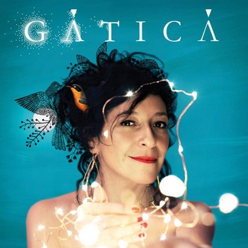 QUI EST ALEXANDRA GATICA ?
Chilienne de naissance (elle arrive à Nancy tout juste âgée d’un an), Alejandra (ainsi s’orthographie alors son prénom) Roni Gatica suit des études pour devenir comédienne mais, viscéralement musicienne (sa mère considérait que d’apprendre un instrument faisait partie de l’éducation donnée à un enfant), elle intègre un groupe qui ne fait alors que des reprises de chansons françaises : la Compagnie du 26 Pinel. Elle en devient la chanteuse, tant qu’on ne voit plus qu’elle. Le groupe se met à la création. Viennent dix ans d’une aventure singulière, trois disques (Ni fait ni à faire en 2000, Tout ceci n’est pas si sûr en 2004 et Conversation de fin de rêve en 2006), une vraie reconnaissance tant publique que professionnelle. Au terme de cette épopée, Gatica devient chanteuse d’un groupe de jazz, soul jazz, pop jazz, où elle chante en anglais. Un album chez Harmonia Mundi. Puis remplace une des chanteuses du Quartet buccal, avec lequel elle fera deux créations (Les ensorceleuses, Gang). C’est dire si, même si le nom de Gatica ne nous est pas tout à fait familier, sa voix et sa présence dans la chanson n’ont pu nous échapper, un jour ou l’autre, dans une formation ou une autre.