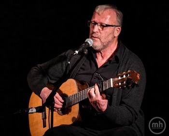 VOUS DIRE QUE C’EST BEAU, BOUDAUD Dès ses premiers mots, nous nous savons partir en pays de pure poésie, poésie rurale, campagnarde, si vous voulez, mais poésie. Le regard et le chant de Michel Boudaud s’attardent volontiers sur les paysages, les bosquets, les sentiers, le temps qui change. La terre nourricière féconde en profondeur ses chansons. Ça et l’âme. Homme de culture, Boudaud sait mieux que quiconque les mots pour le dire, le décrire. Poète paysan, on a envie de voir en lui comme la survivance d’un Gaston Couté. Et c’est vrai, aussi sûrement qu’il y a en lui du Philippe Forcioli, du Philippe Geoffroy. Et Beaucarne et Bertin. Tant de références devraient vous dire la qualité du bonhomme. Boudaud prolonge son sillon parfois plus loin que la terre qui l’a vu naître, « au-delà de la mer, au-delà des baleines » : le poète a toujours raison, qui voit plus loin que l’horizon. Parfois grondent les vagues mais il n’est pas sûr que ce soit l’océan, plus sûrement la colère des hommes qui défilent dans la rue, vue par le fenestron de la de télévision. Car, dans le calme apparent de ses vers, coule la vie et ses tourments. Il faut n’offrir aucune résistance à Boudaud, partir avec lui sur ses portées. Même les paroles deviennent musique, mélodies légères qui, comme le ferait la caresse du vent, bousculent la typographie soignée d’une écriture sereine et audacieuse à la fois. Baud termine sa prestation par un inédit, un rien surprenant car farfelu, de Jacques Bertin. On se dit que la boucle est joliment bouclée.