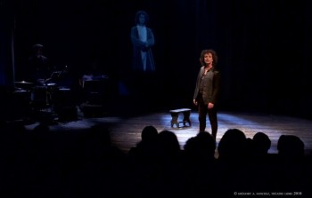 Daraquy en Villon, sur la scène-geôle du Théâtre LIvre (photos Grégory A. Sanchez)