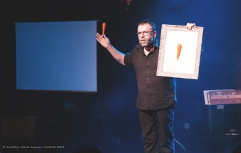 Le camelot et artiste Wally au Pax (photos Geoffrey Saint-Joanis/AUUNA)