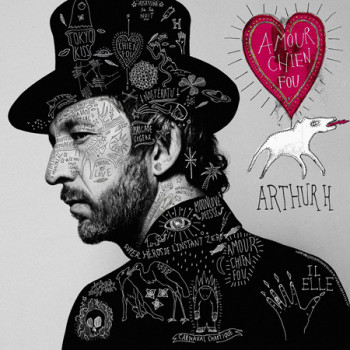 AMOUR CHIEN FOU, LE YIN ET LE YANG Le double album paru fin janvier 2018 chez Believe 3 F (deux fois neuf titres) est composé d'un album plus mélodique, qui décline des amours mythiques : la celtique Dame du lac entre dits et chanté : « La dame du lac avance sous son orage / Entourée de sa foudre et de ses éclairs / Une fumée noire sort de sa tanière / C'est là qu'elle fabrique son propre enfer». La reprise du personnage de Lily Dale de Négresse blanche 2003 (Hiers bleus de JA Nau, d’après un personnage de standard américain), dans une symphonie gainsbourgienne. Et une Reine de cœur : « J'ai déverrouillé le cadenas givré / En embuscade j'ai guetté ton arrivée / De l'autre côté de ce pays éphémère / J'ai dérobé des baisers de lumière. Sensuels, tendres ou mélancoliques, modernes comme la boxeuse amoureuse ou ésotériques comme la très rock progressif Le Passage. Le disque 2 se veut plus rythmique, d'Assassine de la nuit qui reprend la verbalisation des mots déjà utilisée par son père, et par lui-même dans Oh là haut :« Tu me déportes, tu me grand large /Je te détache, tu me dérives (...)Je te vise, tu me cibles » à Amour chien fou « L'amour est un chien fou / Qui glapit sous les coups / L'amour est un loup doux / Priant sa lune pleine » long poème avec des espaces de repos, instrumentaux ou doux refrains. En passant par la fanfare détonnante de Carnaval chaotique, le rythme entêtant de Tokyo kiss, cousin de la China girl d’Iggy Pop / Bowie, ou d'autres ambiances festives ou proches du cabaret. Les mots, avec des inclusions d'anglais ou d'espagnol, y font sens et sonorité et la musique ne se fixe pas de limites. Un exercice multiple et très réussi.