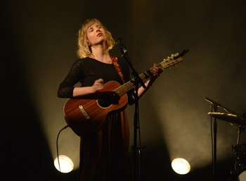 BURIDANE, TOUTE EN CONTRASTE 19 Avril 2018, Foyer des Campagnes à Pézenas, C'est une voix douce et râpeuse, baignée dans la pop, ici entourée de ses trois musiciens. Il y a des abysses de silence sensibles. D'un coup la musique explose sans transition comme dans Bleu : « Je sais qu'il n'y a pas de justice, pas de raison, pas de mérite / Pas de dernière volonté, pas de dernière soirée qui préviendrait qu'on se quitte ». On y entend les affres de l'âme enfantine avec des sentiments violents et exacerbés. Ainsi qu’une sensibilité à fleur de peau. Mais, lorsque l'intensité de la musique nous frappe, zut, nous n'entendons plus Buridane chanter. Simplement parce que le son des instruments est trop fort. Nous sommes arrêté dans notre écoute et c'est dommage. C'est de la chanson à texte, quand même ! Alors nous nous raccrochons aux bouts de mots qui nous restent, comme dans ces moments où elle se fait plus fragile, et le niveau sonore plus doux, comme dans Le phénix et la cendre (« Et tu me prendras telle / Si tu le veux / Si tu le peux / Si ça te rend heureux »). Buridane joue avec des ambiances presque mystiques, méditatives, plante son univers comme un arbre dans le vide. Le saxophone donne une couleur éthérée, mais la batterie nous remet les pieds dans la chair. Buridane fait des contrastes ses alliés. SYLVIE HILDESHEIM