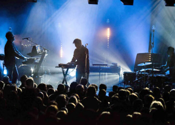 OCTAVE NOIRE, PLANÈTES CÉLESTES ET DISCO photo ©Thomas Bertini Atmosphère planante en belles nappes électro pour la première partie, toute en français à quelques mots près. Les voix chantées m'ont paru avoir moins de piqué que dans l'album studio, dont six titres ont été repris ce soir, notamment pour La neige en été, mais c'était peut être dû à l'incivilité du public dont le papotage incessant brouillait le son. Du très gainsbourgien Sainte nuit : « Le bruit la chaleur ne sont que des mots / Demain je t’invite / A franchir le feu / et dans l’illicite / A rejoindre les dieux » à L’envol « J’aimerais bien te dire / J’aimerais bien te fuir » , avec un beau solo sur le seul piano à la fin pour le « Cours vers moi » du refrain. La réussite du programme est cette mélodie un peu mise à plat et déformée pour la rendre plus entêtante, My hand in your hand , variation au goût du jour sur Le temps des cerises. Et puis Belem Belem très évocatrice avec ses passages en chœurs murmurés.