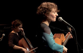 ZIBELLI, DE COTON ET DE BUÉE SUR LA VITRE  Né dans l’incubateur chanson qu’est l’ENM de Villeurbanne, ce duo est tout neuf, peu rodé aux scènes. Si ce n’est celles des Liz. C’est même leur spécialité. Après des premières parties de Liz Van Deuq et de Lise Martin, au tour ce soir de Liz Cherhal. Avant celle sans doute de Lisa Portelli ou de Lizza Minelli. Elles, ce sont Camille Lloret (chant, guitare, claviers, samples et compost) et Clémence Lenoël (guitare, violoncelle et vélo) ; le duo qu’elles forment se nomme Zibelli, avec pour élégant et évident slogan « Notes en coton et buée sur la vitre ». Elles aimeraient de pas faire ce que tout le monde chante, particulièrement l’amour : « Je n’veux pas jouer les midinettes / L’amour c’est bon pour les fillettes ». Promesse qui ne tient que le temps d’une chanson avant d’en trouver habilement d’autres variations. Pas de chansons engagées non plus, si ce n’est militer pour la paresse. Quelques chansons bien agencées, sensibles. Et une de Barbara, La solitude, dans une grande fragilité de voix qui amène une grande sensation de fraicheur. Et une autre, en anglais cette fois, inutile et laborieuse. « Je m’en vais sans attache / Pour que personne ne s’entiche » : trop tard, la graine est plantée, avec son joli lot de promesses. On les retrouve le 10 juin lors de la finale des Tremplins découvertes d’A Thou bout d’Chant, sur cette même scène lyonnaise.