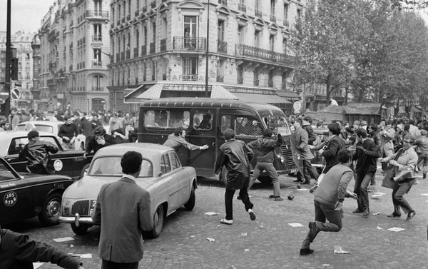 7793145439_des-manifestants-s-en-prennent-a-un-vehicule-de-police-boulevard-saint-germain-a-paris-le-2-mai-1968