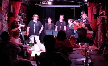 En première partie, les Voix sauvages, accompagnées par nos deux compères du Vent dans les bronches (photo L'autre Lieu)