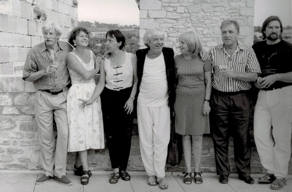 Barjac, 1992 : Jean Ferrat, Simone Mathis, Cathy Ville-Chaulet, Jean Vasca, Francesca Solleville, Édouard Chaulet, Jofroi (collection personnelle Édouard Chaulet)