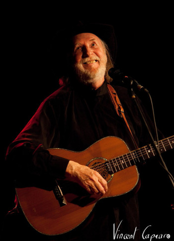 J'apprends ce matin le décès de François Corbier avec beaucoup de peine. François est un artiste extraordinaire, c'est un esprit libre, tendre et facétieux qui s'en va mais qui reste en nous à jamais. Il était fier d'avoir pu intéresser toute une génération par son activité pour enfants à la télé mais était parfois un peu agacé d'être "réduit" à cela. Il était toujours touché par les marques d'affection des anciens fans du Club Dorothée . D'ailleurs quand on lui disait : « Vous étiez dans Dorothée ?" il répondait avec humour : "Non j'étais à côté ! »... N'oublions surtout pas qu'il est un auteur compositeur interprète sensible, libertaire et engagé, pour adulte. Je l'ai rencontré la première fois il y a 38 ans au Port du salut, je crois que mon amour de la chanson, des artistes de cabaret est né là un peu grâce à lui. Son esprit, sa douce folie et sa gentillesse exceptionnelle vont nous manquer. je pense fort aujourd'hui à son fils, sa compagne et ses amis . Vincent Capraro