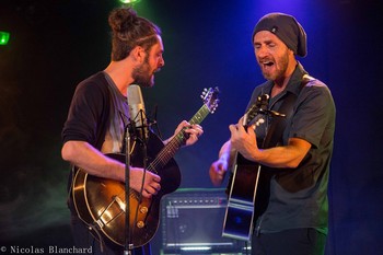TOM POISSON, LE CŒUR DU SUJET Nous l'avions vu à Avignon dans une comédie musicale électronique, Heureux comme un poisson dans l'eau, et au sein de la joyeuse équipe des Fouteurs de joie dans une pièce d'humour musical et satirique, Des étoiles et des idiots. Voici Tom de retour dans une formule intimiste guitare-voix épurée avec le jeune et très complice Paul Roman, en accord parfait à la voix et à la guitare, prémices d'un nouvel album. Même si l'enveloppe a changé, la sensibilité de Tom aux sentiments quotidiens, aux courants et aux remous de la vie de couple, fait toujours le cœur du sujet. Avec les plus jolis succès de ses albums précédents Tom nous laisse à entendre les futures romances, brodées de mots et de notes, qui baigneront nos oreilles avides de tendresse (20 juillet 2018, l’Arrache-Cœur) CATHERINE LAUGIER
