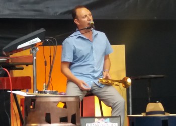 MAIS ENCORE En son temps, nous avions exprimé nos doutes sur Foé, jeune artiste toulousain, présenté un peu vite comme un futur grand de la chanson française, dont le premier disque ne nous avait convaincu qu’à moitié. Confirmation nous en a hélas été donnée sur scène. Certes, sa formule synthé-batterie est dynamique et donne du peps à ses morceaux, mais dieu que l’homme a encore du chemin devant lui, tant au niveau de l’interprétation (pourquoi cette façon de chanter totalement désincarnée ?) que de l’occupation de l’espace. Au boulot mon gars ! A l’opposé des ambiances délétères et sombres de Circé Deslandes, Greg Houben nous a régalés de ses chansons solaires, tirées de son premier album Un belge à Rio. La présence sur scène pourrait ici aussi être travaillée (l’homme n’a pas quitté son siège de tout le set), mais la bonne humeur communicative, la sympathie immédiate qu’il dégage et l’excellence musicale du chanteur-trompettiste et de ses accompagnateurs (tous issus du milieu du jazz) ont gommé les petits défauts. Même la pluie, qui tentait une timide apparition en cette après-midi, s’est très vite avouée vaincue : le soleil était définitivement dans les cœurs.