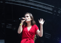 MAIS AUSSI Jeune artiste même pas trentenaire, Charlotte commence à faire parler d’elle en Belgique. Pas toujours pour les bonnes raisons d’ailleurs (elle est la fille de 2 vedettes belges estampillées années 80). Son premier disque sortant seulement fin de cette année, c’est par le biais de la scène que la découverte peut se faire. Beaucoup de travail encore, tant au niveau de la gestuelle que de son chant (qui tient plus du parler-chanter), mais des chansons électro-pop agréables à l’écoute font pencher la balance dans le bon sens. Affaire à suivre. 