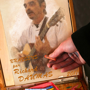 DE RICHARD DAUMAS À MASDAU On connaît Richard Daumas hôte de ses amis les artistes, chanteurs et poètes, dans ce joli cabaret aixois non loin de l'Hôtel de Ville, dont nous vous avons souvent parlé...On y a vu Morice Bénin, Jean Duino, Joël Favreau, Sarcloret, et chez les plus jeunes Guillo, Roucaute , Jeph, Lucien la movaiz graine ou Samuel Covel, et bien d'autres...On connaît Richard Daumas, alias Masdau, repreneur de Brassens, si habité par l'âme du grand Georges qu'il le chante comme il respire, et écrit dans sa veine, tendance coquine assez souvent, mais non exempt de tendresse. On a entendu parler du chansonnier habile et de son Petit homme, une des six chansons publiées en intégralité dans le Si Sarkozy m'était chanté de Michel Kemper. On connaît moins la jolie écriture des Dis...de Provence, où son imagination fertile a créé quinze contes poétiques et pittoresques incarnant quinze lieux, dans la lignée des grands conteurs provençaux. Ceux qui l'ont rencontré savent son entêtement rebelle à écrire hors des cadres, à brouiller les pistes, à déshabiller les culs-bénits, à satiriser les puissants, et à poser des questions existentielles aux artistes qu'il met cruellement et affectueusement sur la sellette de l'air de celui qui ne dit rien. Mais surtout son infatigable propension à refaire le monde, même si ses idées l'éloignent des sunlights du showbiz, de la gloire et du fric qui va avec.