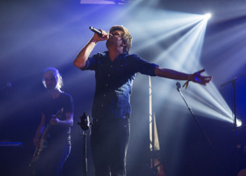 Y’AVAIT AUSSI Etrangement étiqueté « concert jeune public » (mais why not ?), Monsieur Lune est venu nous interpréter son Renaud pour lui tout seul. Piochant essentiellement dans la première période de notre renard favori (celle du temps où il était de gauche, comme l’ironise son repreneur), nous aurons le plaisir de redécouvrir Adieu Minette, Chanson du loubard, Je suis une bande de jeunes, Gérard Lambert et autres Buffalo débile, dans des versions qui dépotent, bien plus rock et nerveuses que les originales. Un bain de jouvence qui aura permis de constater que l’œuvre du chanteur énervant vieillit autrement mieux que lui et nous aura rappelé pourquoi on l’aime autant et à jamais.