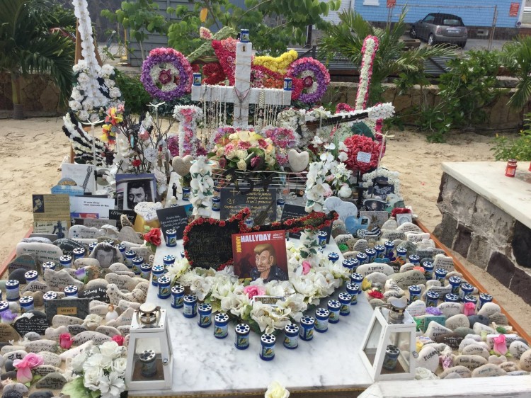 La tombe du Boss, à Saint-Barthélemy. Notez la présence du livre "Johnny Hallyday, à la plume et au pinceau" de Kemper et Héran, sur la tombe (photo Nicole Noubou-Kemper)