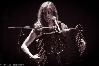 Louise O'sman à Venelles le 6 octobre 2018 La saison avait commencé sous le signe du point de suspension, voire d’interrogation, fort malvenu avec la célébration des quinze ans de sa programmation chanson. Heureusement après deux concerts accueillant des habitués magnifiques de la MJC, Chloé Lacan et Volo, puis Barcella, avec en première partie une découverte qui n’en est pas une pour moi, Louise ’Osman, la bonne nouvelle est tombée. La subvention a été obtenue et l’anniversaire va pouvoir se dérouler sous les meilleures auspices. L’aventure a commencé en 2003 avec Allain Leprest, a vu se produire une centaine d’artistes, confirmés ou en émergence, et se déroule cette année avec une programmation d’une vingtaine d’artistes, avec la généralisation des doubles plateaux.
