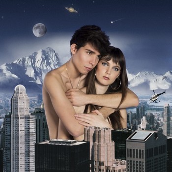 THE PIROUETTES : LE DISQUE

Le duo aime la variété-pop des années 80 et ne s’en cache pas. Ainsi, son nouveau CD s’intitule Monopolis, référence à la ville de Starmania. De même, comme un clin d’œil à cette époque pas si lointaine, la belle photo qui illustre la pochette aurait pu être prise par Pierre et Gilles pour illustrer un disque d’Elli Medeiros.

Onze morceaux composent le disque. Pour l’essentiel, des histoires de cœur : amours naissantes (Si léger, Baisers volés), amours chancelantes (Tu peux compter sur moi, Ce paradis), amours fantasmées (Rêver de toi), amours contrariées (Medina), amours consolatrices de la solitude moderne (Avec le cœur)… Pour le reste, des chansons pleines de fougue et d’espoir post-adolescents (Ça ira ça ira, Héros de la ville, Petit château).

C’est frais, c’est doux, bien produit, bien chanté, ça passe sans faire de mal. De la pop aérienne, qui gagne singulièrement en force et en énergie sur scène, le son y étant davantage musclé. A choisir, préférez le spectacle !

The Pirouettes, Monopolis, Kidderminster Records, 2018
