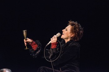 Anne Peko en scène (photo Henri Pinhas)