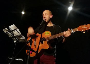  « HEXA – GONE » RENO BISTAN (extraits)   En 75 tu écrivais Avec une bonne dose de mépris Une quinzaine de couplet  Où tu décrivais ton pays Te doutais-tu que quarante ans  Plus tard tu serais devenu L'image même, le représentant D’une France de parvenus Mais comme on sait rendre à César Ce qui est à Renaud Séchan On n’va pas dire juste : « C’est trop tard T’façon maint’nant Renaud, c'est chiant. »  Parce que quand même t’avais du style Que tes chansons on les aimait On a repris nos stylos bille Et r’cadré un peu le sujet […] Etre né sous l'signe des classes moyennes C'est pas c’qu’on fait d’mieux en c’moment On s'embrasse au mois de janvier Dans la joie et dans l’insouciance On se souhaite une bonne santé Pour l'année nouvelle qui commence Il vaut mieux l'avoir la santé Vu que dans notre indifférence Les services publics sont flingués  L’hôpital crève en silence […] Lorsqu'au mois de mars on élit De l'autre côté du Mont Blanc Un apprenti Mussolini Pas très cool avec les migrants On se dit que c'est bien flippant Qu'on ne prendra plus le Fréjus Mais on oublie qu'notre président Aussi a r'fusé l’Aquarius En Avril c'est les premiers ponts Week-ends à Prague ou à Lisbonne C'est notre droit de prendre l'avion On s'fout bien du bilan carbone Easyjet et Air'bnb C'est l'opium des classes moyennes Se faire le Monde en mode selfie Si possible trois villes par semaine Etre né sous l'signe des classes moyennes C'est pas la gloire en vérité En mai y a un nouveau suffrage Mais y a plus qu'un seul candidat C’est le seul qui peut faire barrage A la peste et au choléra On crie partout qu'les abstinents  Mériteraient la chaise électrique Ben ouais trois jours tous les 5 ans On s’choppe une conscience politique  |…]                                                        En juillet on apprend comme ça Que tout est mort sur la planète Que bientôt à part l’chihuahua Y aura plus une plante, plus une bête Face aux événements climatiques Aux grosses vagues de chaleur La seule réaction, c’est tragique C’est d’ s'acheter un climatiseur […] Textes : Reno Bistan Musique : Renaud Séchan