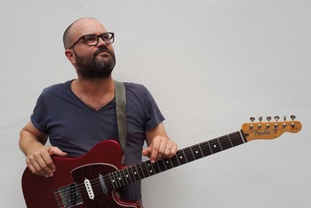SUISSA, PREMIÈRE PARTIE EN RÉUNION Faire la première partie est un rôle souvent ingrat. C’est aux premières notes, premières chansons, alors que vous vous êtes déjà présenté, que le public, alors massé au bar, arrive. Et ne sait rien de l’artiste en scène, pas même son blaze. Faut être fort alors pour se faire un nom entre l’écoute curieuse et l’indifférence polie. Car ce n’est pas vous qu’on vient entendre. A ce jeu-là, convenons que Suissa est excellent. Une guitare électrique et son musicien, Emery aux percus, et c’est comme tout un orchestre était devant nous pour une afro-pop qui fait agréable Réunion, bel échantillon de son art. Mais ce n’est que pour quelques chansons. Et c’est quand le public commence à entrer véritablement en complicité avec Suissa que l’artiste doit quitter la scène. Nous retrouverons Suissa dans quelques jours sur NosEnchanteurs, histoire d’aller bien plus loin par son nouvel album, Animal savant, ici à peine esquissé, déjà en bac (distribué par InouÏe Distribution). Un bien bel album inquiet mais plein d’espoir, opus « orienté vers demain, vers l’autre et la terre ». 