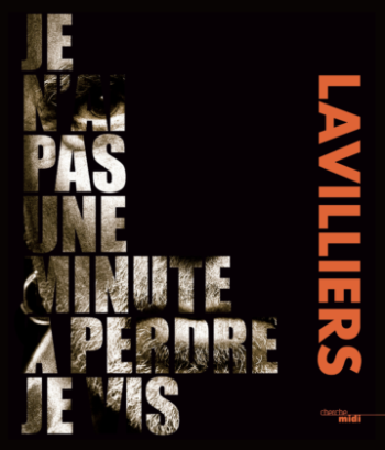 CE LIVRE COMME UNE DETTE… Son nouveau livre paru en septembre 2018, Je n’ai pas une minute à perdre, je vis est un (très beau) recueil d’une centaine de ses chansons, choisies par lui, accompagnées de photos. Des chansons incontournables de toutes sensibilités écrites entre 1970 et aujourd’hui. « A travers les mots de Bernard Lavilliers, on voyage dans le paysage poétique qui a nourri son imaginaire, celui de Cendrars, Prévert, Aragon, Apollinaire, Villon, Vian, Verlaine, Rimbaud » lit-on sur le prière d’insérer. Outre le fait qu’il succède aux deux tomes de ses textes de chansons publiés précédemment chez Christian-Pirot éditeur et désormais introuvables (la collection comme la maison d’édition se sont arrêtées au décès de Pirot), il se veut réparer une promesse non tenue par Lavilliers au Cherche-Midi. Lavilliers avait donné son accord pour un livre de mémoire dans la collection Autoportraits imprévus chez cet éditeur. Le titre ? Bernard Lavilliers par lui-même, réalisé en collaboration avec un journaliste-écrivain et biographe de renom. Après la sortie du livre Les vies liées de Lavilliers, nous allions enfin connaître sa version, son autobiographie. Mais après une première rencontre avec le journaliste pressenti, la seconde ne se fera jamais : Lavilliers sèche le rendez-vous. Il ne veut pas travailler avec lui. Mais une promesse est une dette, et Lavilliers s’en acquitte des années plus tard auprès de l’éditeur en lui confiant sa sélection de texte, que le directeur de collection Jean-Pierre Liégeois préface. 